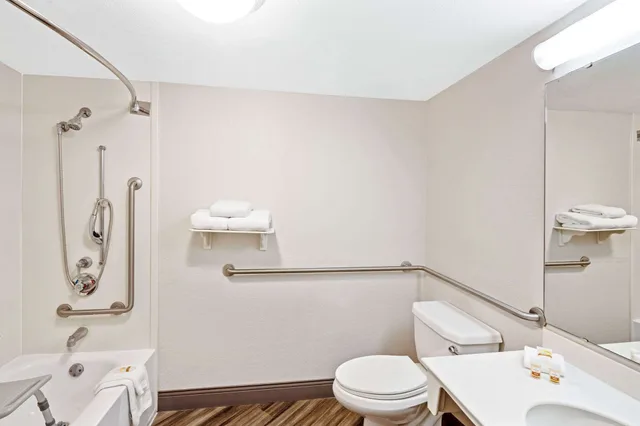 غرفة بسرير كينج، La Quinta Inn & Suites by Wyndham Houston West Park 10 5/5
