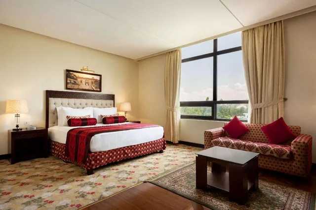 غرفة تنفيذية بسرير كينج، Ramada by Wyndham Islamabad 3/3