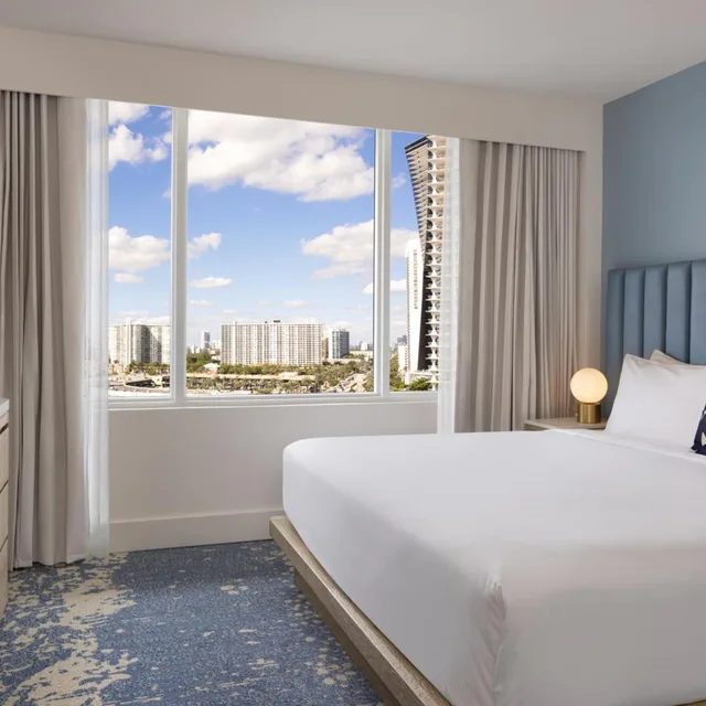 Renovated, Junior Suite, King Bed, City View، The Sunny Miami Sunny Isles Beach, Curio Collection by Hilton 1/3