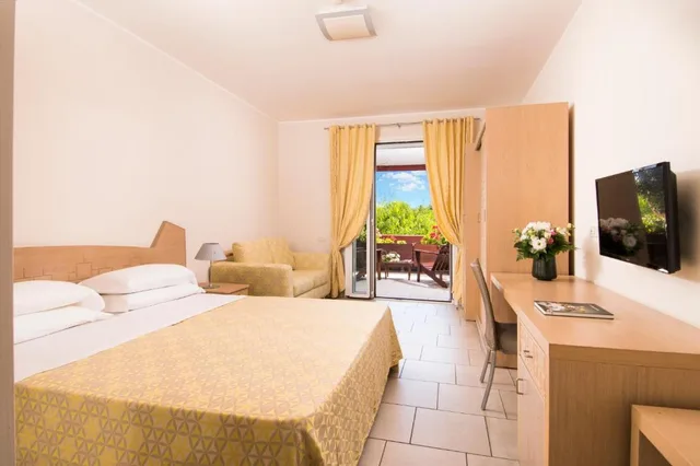 غرفة عائلية بإطلالة على المسبح، Calane Resort 1/1