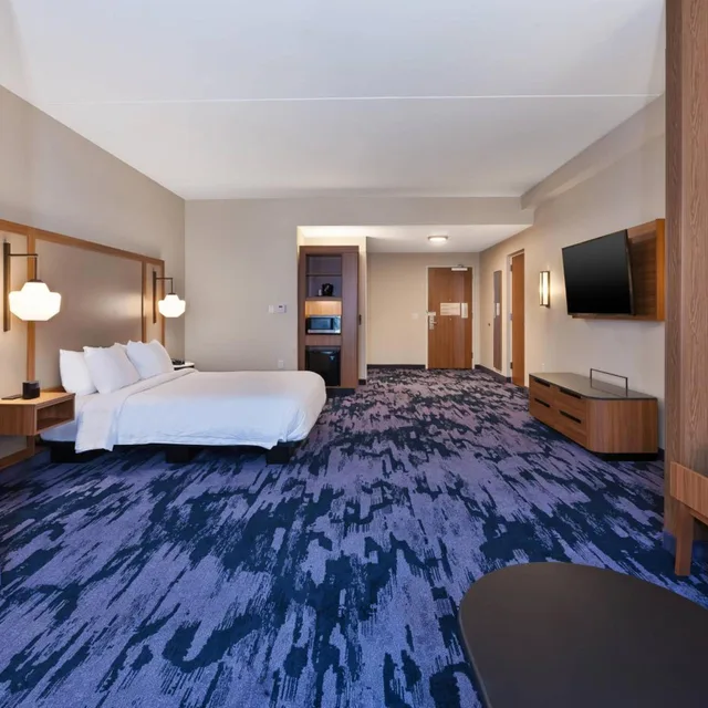 جناح تنفيذي بسرير كينج بغرفة نوم واحدة مع أريكة، Fairfield Inn and Suites by Marriott Knoxville Airport Alcoa 3/6