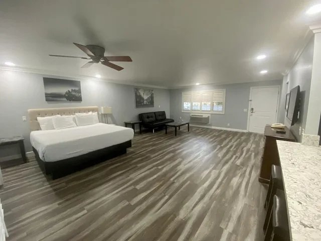 جناح عائلي بسرير كينج وسرير كوين بغرفتي نوم مع أريكة بمطبخ، Lone Oak Lodge 3/10