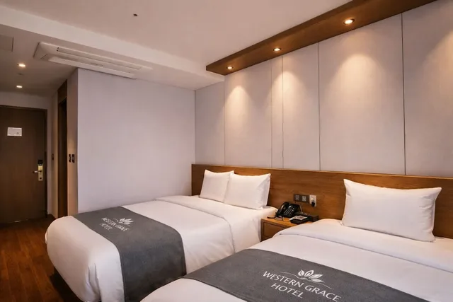 غرفة ديلوكس بسرير مزدوج وسرير فردي بإطلالة على البحر، Western Grace Hotel 2/10