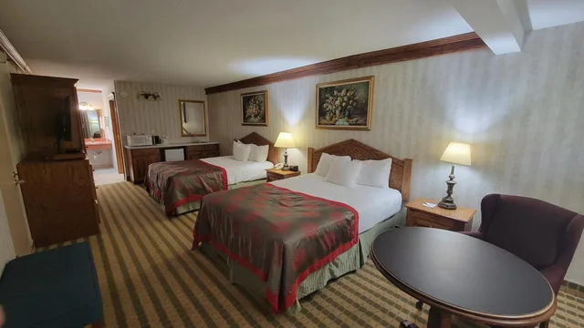 غرفة ديلوكس بسريرين كوين، Ramada by Wyndham Saginaw Hotel and Suites 5/8