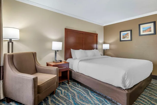 Room, King Bed, Comfort Inn Asheville East-Blue Ridge Pkwy Access 3/4