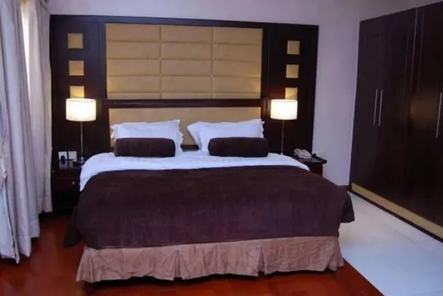 جناح تنفيذي بسرير كينج، Golden Tulip Owu Crown Ibadan 1/2