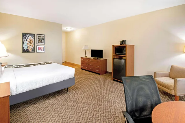 Room, Double Bed, La Quinta Inn & Suites by Wyndham Lawton / Fort Sill 1/2