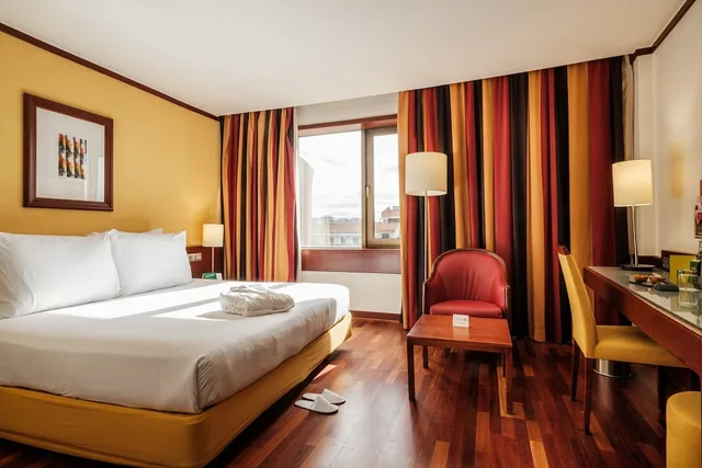 غرفة قياسية بسرير كينج، Hotel Holiday Inn Lisboa Continental 4/8