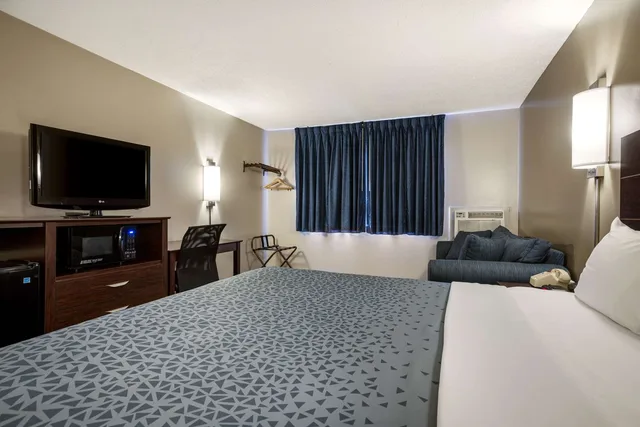 غرفة بسرير كينج، Econo Lodge Darien Lakes 4/4