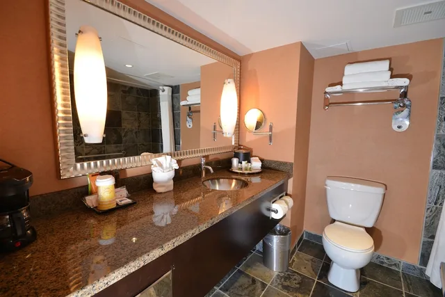 جناح بزنس بسرير كينج مع أريكة، iHOTEL & Conference Centre Red Deer 3/3