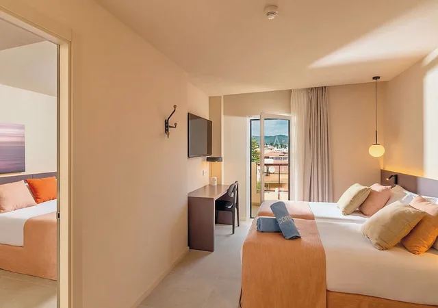 غرفة عائلية رباعية بسرير كوين وسريرين منفصلين، AQUA Hotel Promenade & Spa 1/6
