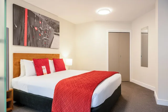 1 Bedroom, Executive, Suite, Queen Bed, North Wing، Boulcott Suites 4/8