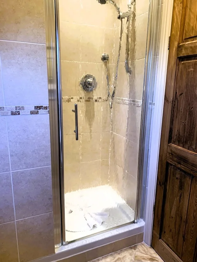 كوخ فاخر بسرير كينج وسرير فردي، Robeanne House - Guest house 6/6