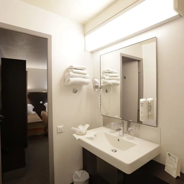 غرفة رباعية، Hotel Au Petit Caporal 6/9