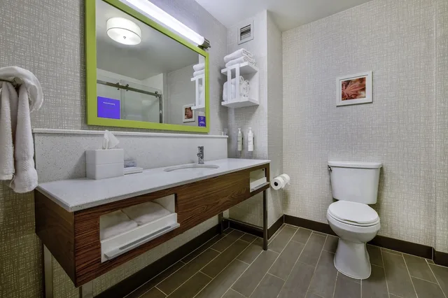 غرفة بسرير كينج مع أريكة، Hampton Inn Cortland 5/7
