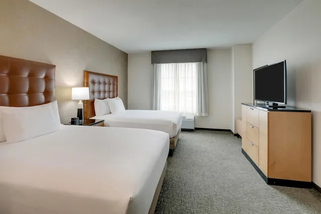 جناح بسريرين كوين بغرفتين مع أريكة في طابق مرتفع، Drury Inn and Suites Montgomery 1/3