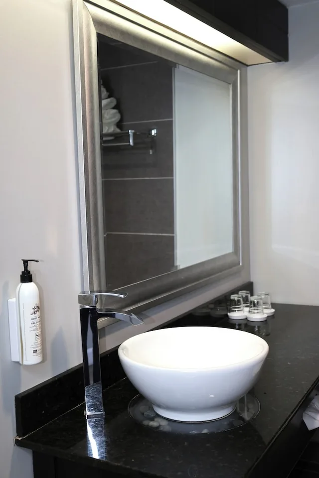 غرفة بسرير كينج في الملحق، Travelodge by Wyndham Hotel & Convention Centre Quebec City 6/7