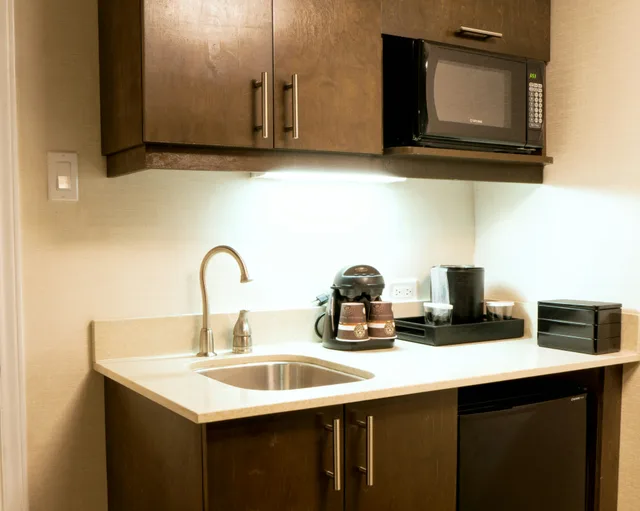غرفة بسرير كينج وسريرين كوين لذوي الإعاقة، Embassy Suites - Corpus Christi 2/2