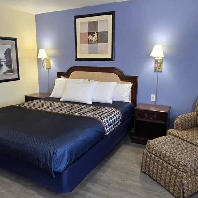 Room, King Bed, Pool View, Rodeway Inn & Suites Blythe I-10, CA 7/10