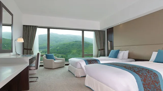 غرفة بسريرين منفصلين بإطلالة على الجبل، Auberge Discovery Bay Hong Kong 3/4