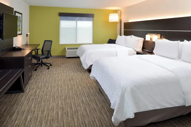 Standard, 2 Queen Beds, Extra Floor Space، Holiday Inn Express Hotel And Suites Pueblo North 4/6