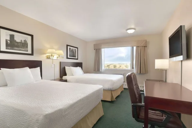 Suite, Bunk Bed, 2 Queen Beds, Valley View, Kitchen، Days Inn By Wyndham Lethbridge 1/2