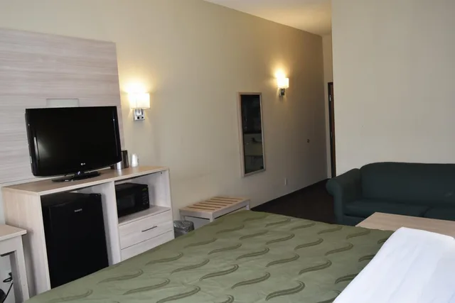 جناح بسرير كينج مع أريكة، Quality Inn & Suites Brooks Louisville South 1/5