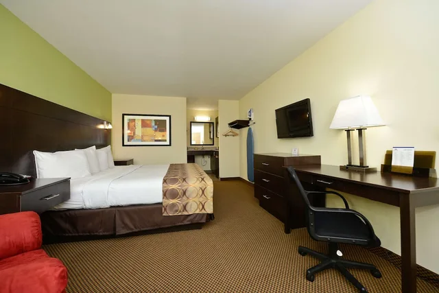 غرفة بسرير كينج بمطبخ للمدخنين، Americas Best Value Inn Suites Lake Charles At I 210 Exit 11 5/8