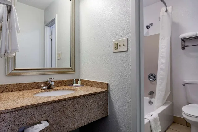 غرفة قياسية بسريرين مزدوجين، Quality Inn Fayetteville near Fort Bragg 6/7