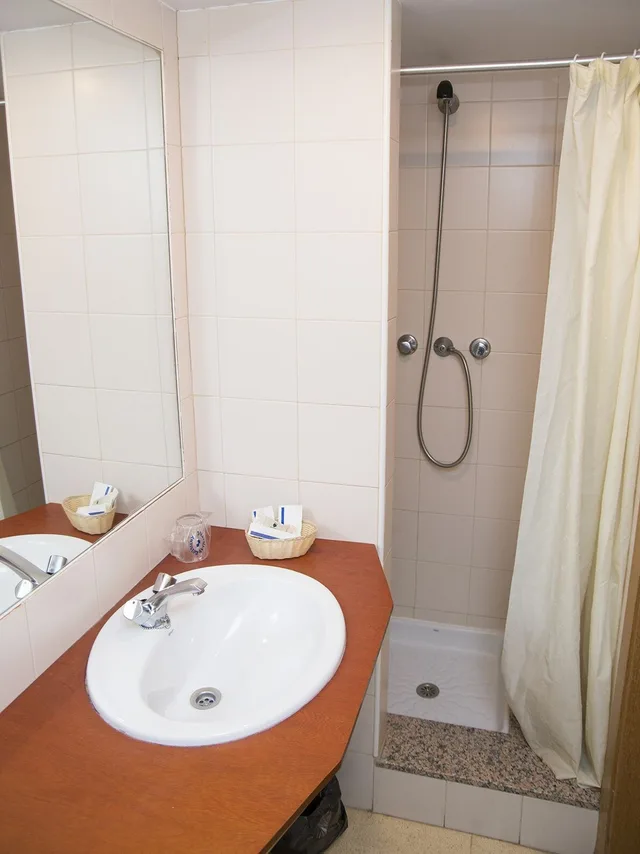 غرفة رباعية بسريرين منفصلين وسرير بطابقين، Alhama Hotel 9/9