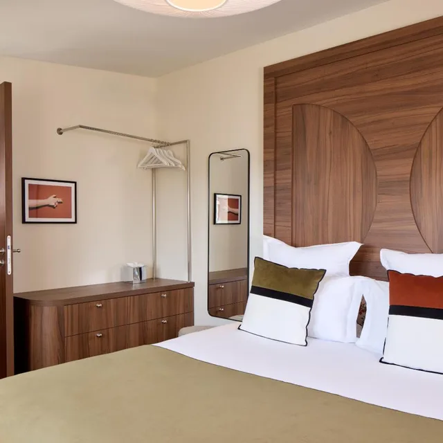 Room, King Bed, Eiffel View, HOTEL D'ARGENSON 1/6