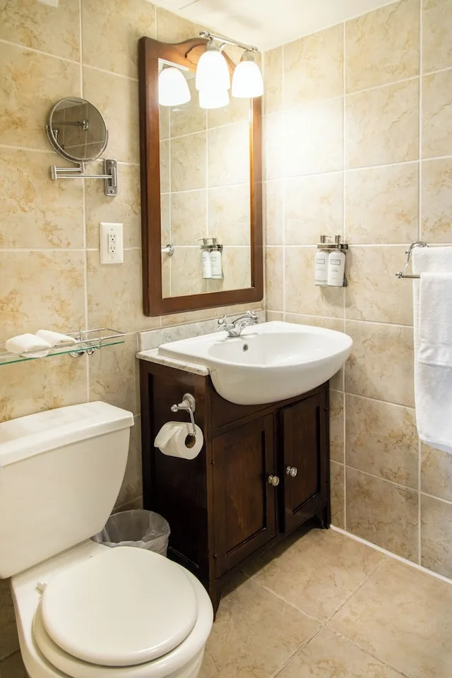 2 Bedrooms, Suite, King Bed, 2 Bathrooms, The Windsor Suites 2/4