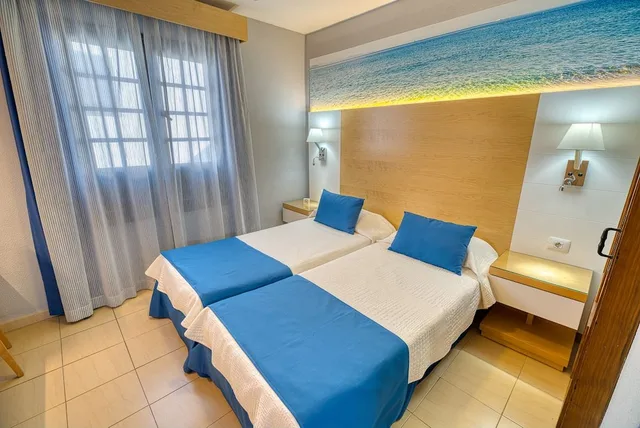 2 Bedrooms, Apartment, 2 Double and Twin Beds, Sofa، Ona Las Rosas 2/10