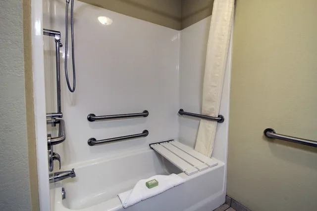 غرفة بسريرين كوين لذوي الإعاقة، Cobblestone Inn Suites Rugby 4/4