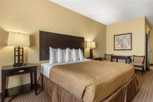 غرفة بسرير كينج لذوي الإعاقة، Best Western Bastrop Pines Inn 2/3