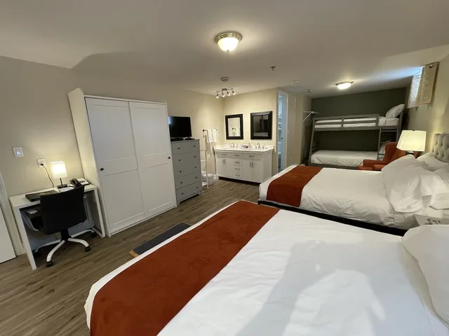 Family, Basement, Multiple Beds، The Harbour House 1/3
