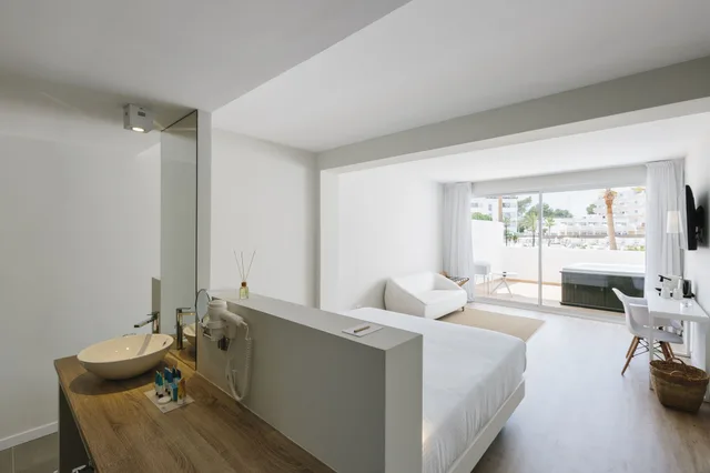 جناح جونيور بسرير مزدوج بإطلالة على المسبح بشرفة، AluaSoul Ibiza - Adults Only 3/8