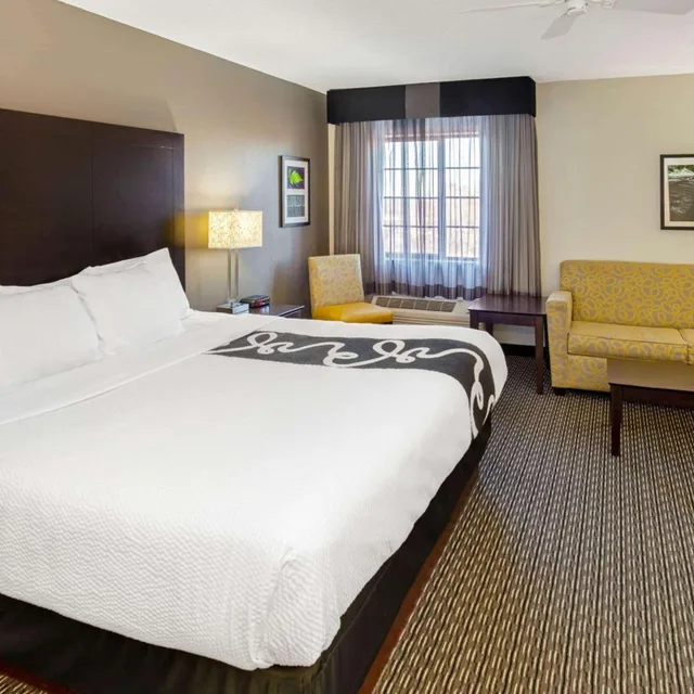 غرفة تنفيذية بسرير كينج، La Quinta Inn Suites By Wyndham Milwaukee Delafield 1/5
