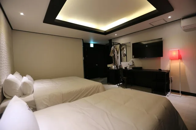 جناح عائلي، Busan Gupo Almond 1/3