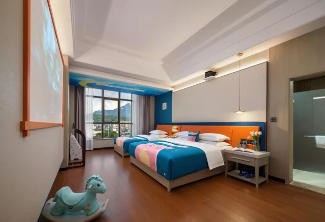 غرفة عائلية بسرير كينج وسرير فردي بإطلالة على الجبل، Ramada by Wyndham Zhangjiajie Tianmen Mountain 1/10