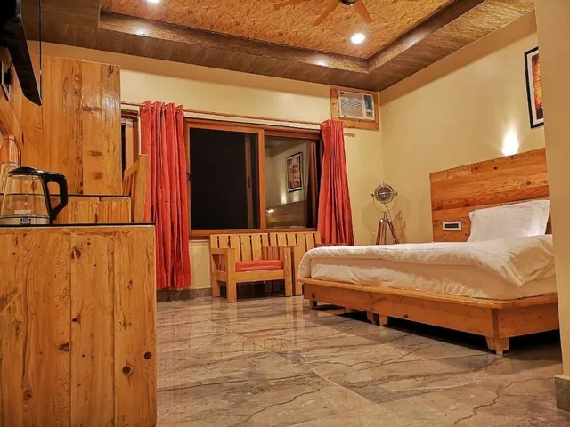 غرفة ديلوكس بسرير مزدوج، Hill Top Swiss Cottage 4/10