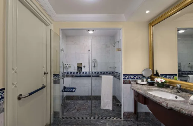 Deluxe, Double Bed, with View, Ciragan Palace Kempinski Istanbul 3/5
