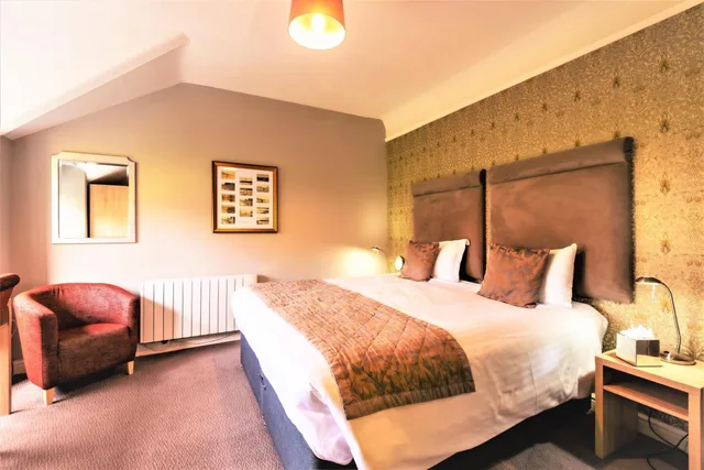 Classic, Queen Bed, Lamplighter Dining Rooms 1/2