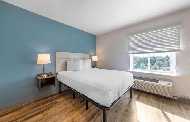 غرفة قياسية بسرير كوين، WoodSpring Suites Deerfield Beach 5/7