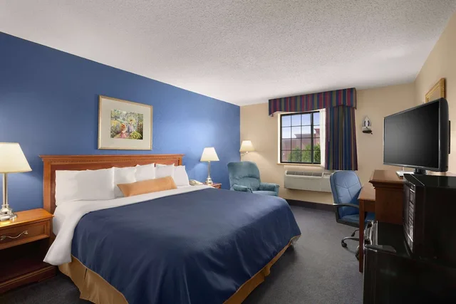 غرفة بزنس بسرير كينج، Days Inn By Wyndham Keene Nh 1/2