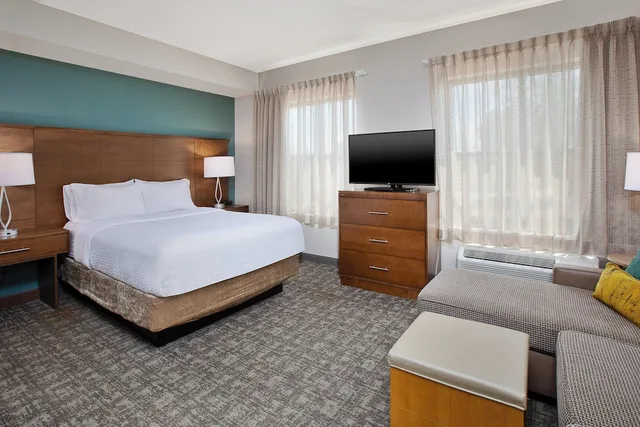 جناح استوديو بسرير كوين بمطبخ لذوي الإعاقة، Staybridge Suites Auburn Hills 1/3