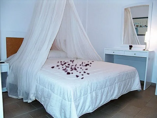 غرفة كومفورت بسرير كوين بجاكوزي، NAUMA PAROS Design Boutique Hotel Adults Only 2/10