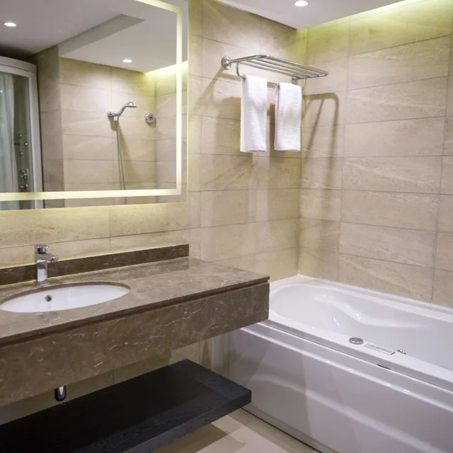 جناح بشرفة مع دخول الصالة، Radisson Blu Alexandria 5/6