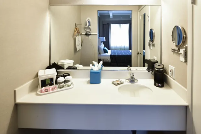 Renovated, Deluxe, Queen Bed, Main Building، City Center Inn and Suites 4/4