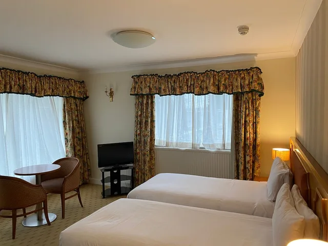 غرفة عائلية بسرير مزدوج وسريرين منفصلين، Brook Mollington Banastre Hotel & Spa 2/6